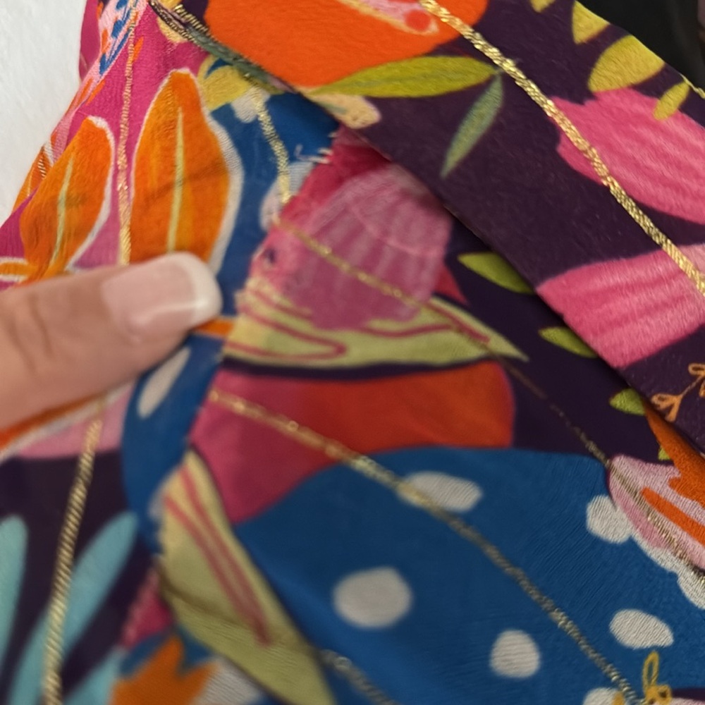 Colorful Floral Women's Blouse
Small little call out as showing in the photos - Picture 9 of 9